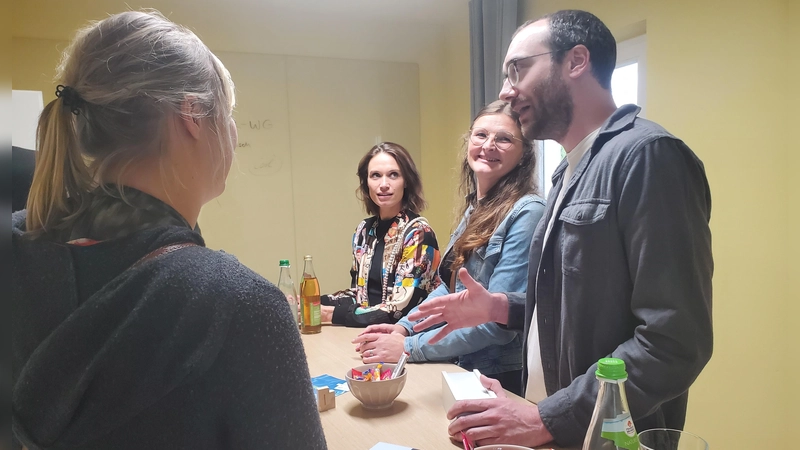 Eine gemeinsame Gründungsidee verbindet. Schnell kamen die Besucher und Besucherinnen des Tags der offenen Tür in der Unternehmer-WG miteinander ins Gespräch, von links: Tamara Zobel, Verena Haber, Daniela Patricelli und Lukas Gundel. (Foto: Ulli Ganter)