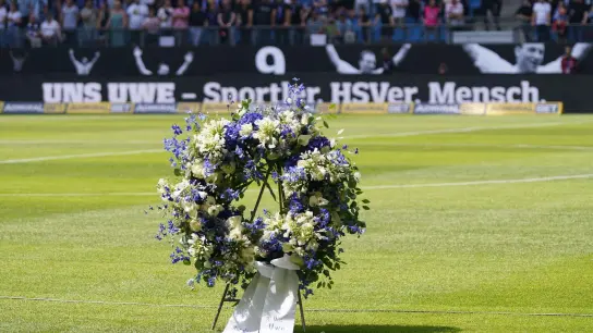 Für ihren kürzlich verstorbenen Ehrenbürger Uwe Seeler veranstaltet die Freie und Hansestadt Hamburg eine Trauerfeier im Volksparkstadion. (Foto: Marcus Brandt/dpa)