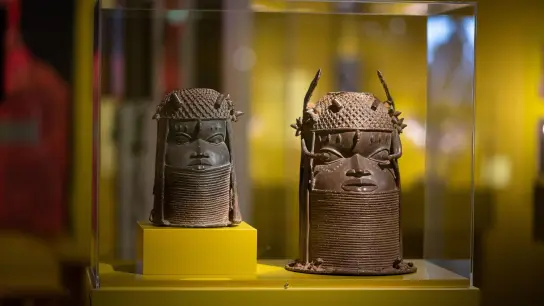 Gedenkköpfe eines Königs aus dem Königreich Benin in der Ausstellung „Benin. Geraubte Geschichte“ in Hamburg 2021. (Foto: Daniel Reinhardt/dpa)