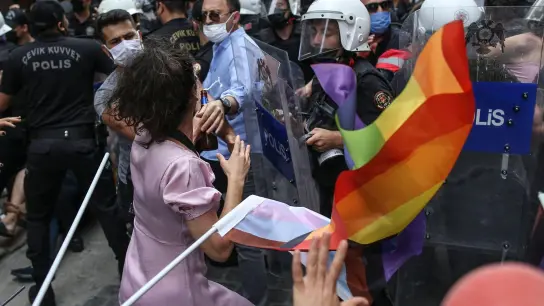 Wie hier im Jahr 2021 in Istanbul geht die türkische Polizei immer wieder gegen Pride-Veranstaltungen vor. (Foto: Emrah Gurel/AP/dpa)