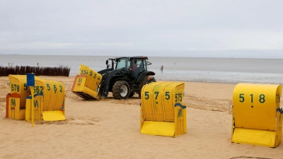 Die Sturmflut soll an der Küste bis zu zwei Meter über dem mittleren Hochwasser ausfallen. (Foto: Christian Butt/dpa)