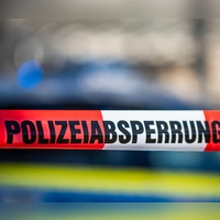 Der Unfall ereignete sich vor den Augen eines 17-Jährigen, der ebenfalls im Aufzug war. (Symbolbild) (Foto: David Inderlied/dpa)