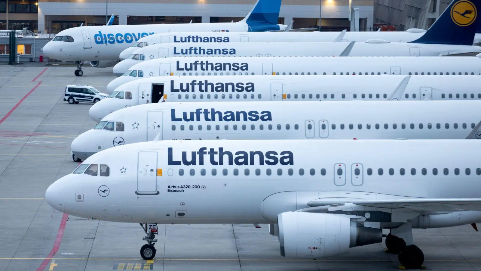 Ob Flüge durch die Steuersenkung billiger werden, ist offen. (Symbolbild) (Foto: Lando Hass/dpa)