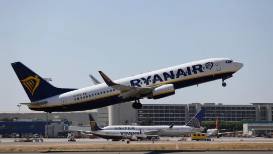 Eine Maschine der Fluggesellschaft Ryanair hebt auf dem Flughafen ab. (Foto: Clara Margais/dpa/Archivbild)
