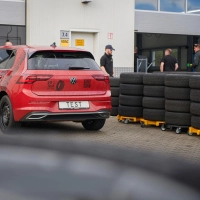 Der ADAC hat 16 Ganzjahresreifen getestet. Nur ein Modell schneidet mit „gut“ ab. (Foto: Marc Wittkowski/ADAC/dpa-tmn)