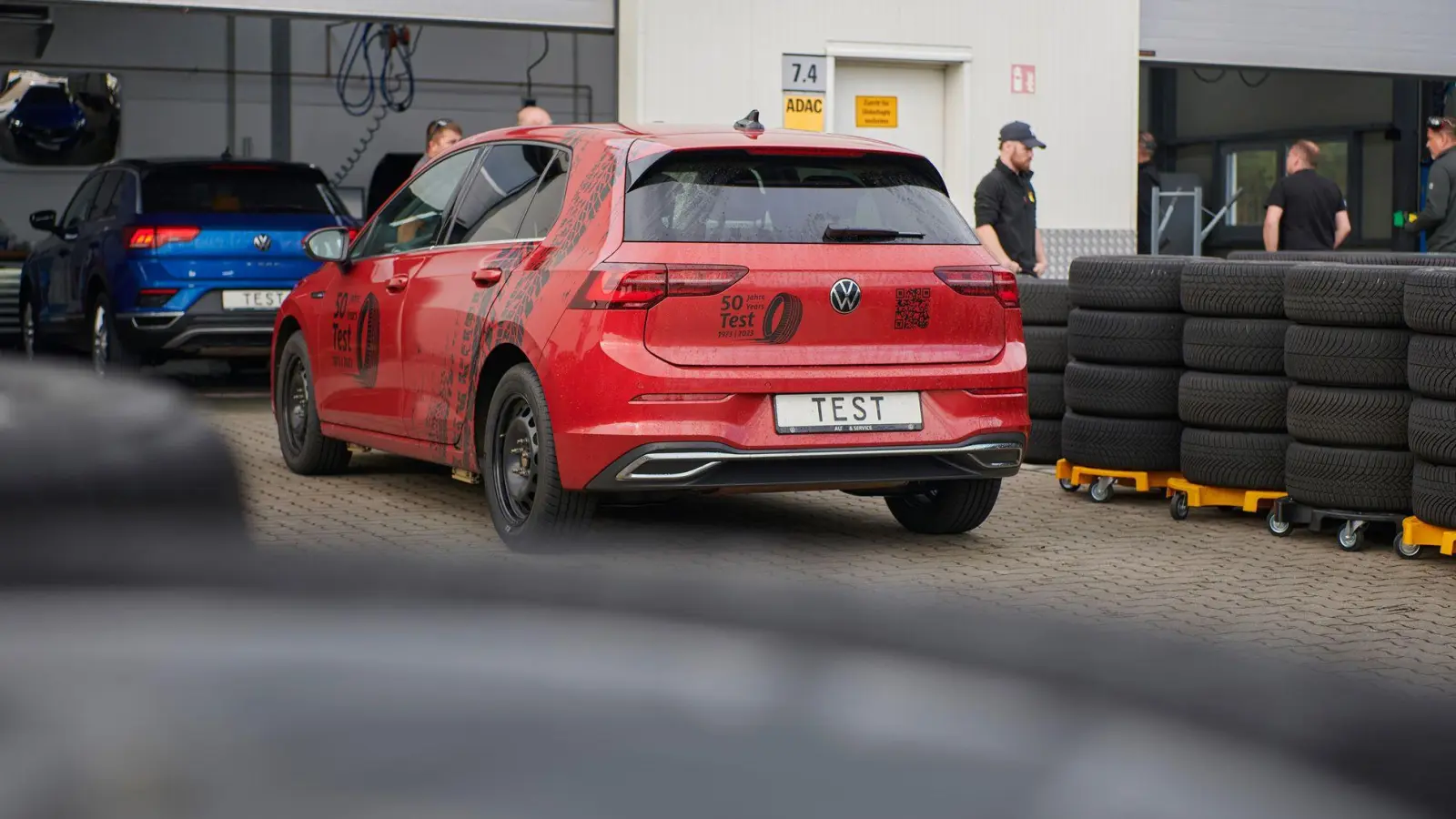 Der ADAC hat 16 Ganzjahresreifen getestet. Nur ein Modell schneidet mit „gut“ ab. (Foto: Marc Wittkowski/ADAC/dpa-tmn)