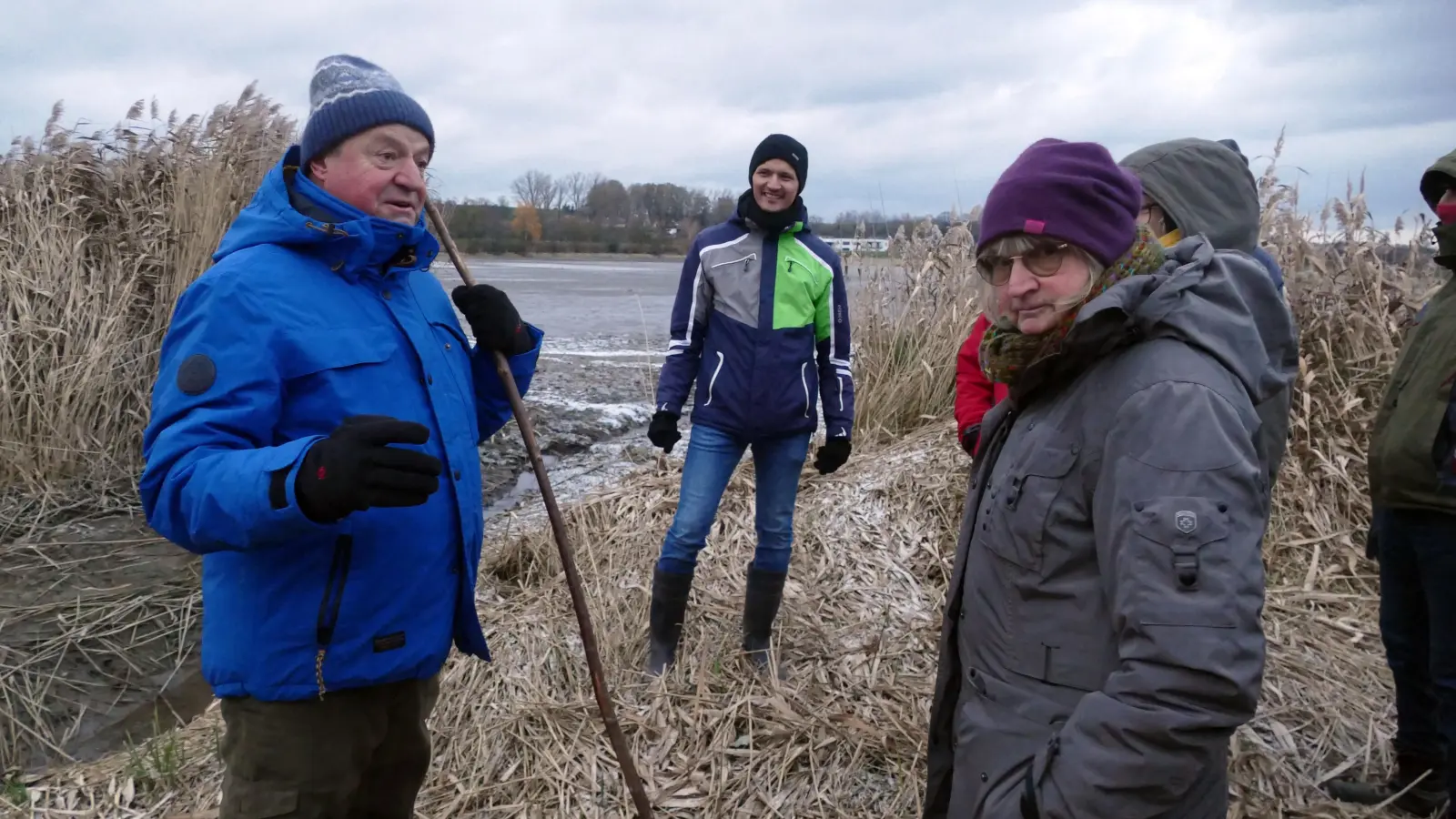 Diplombiologe Ulrich Meßlinger (links, mit Stock) und Heiko Moßhammer vom Ansbacher Wasserwirtschaftsamt (Zweiter von links) führten die Gäste um und durch den See. (Foto: Helmut Meixner)
