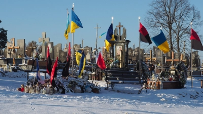 Auf fast jedem Friedhof wehen blau-gelbe Fahnen über frisch ausgehobenen Gräbern, geschmückt mit Blumen, Bändern und Fotos. (Foto: Karl-Heinz Panzer)