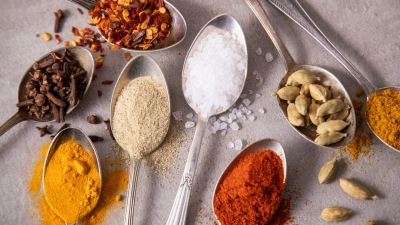 Das Salz in der Suppe? Reicht heute nicht mehr aus. Zunehmend halten Gewürze mit vielschichtigen Aromen Einzug in die Alltagsküche.  (Foto: Christin Klose/dpa-tmn)