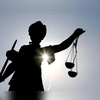 Schwebt eine Magersüchtige in Lebensgefahr, hilft manchmal nur noch eine Zwangsernährung. Muss sie dafür fixiert werden, dürfen das die Eltern aber nicht mehr allein entscheiden, sondern ein Gericht. (Foto: Arne Dedert/dpa)