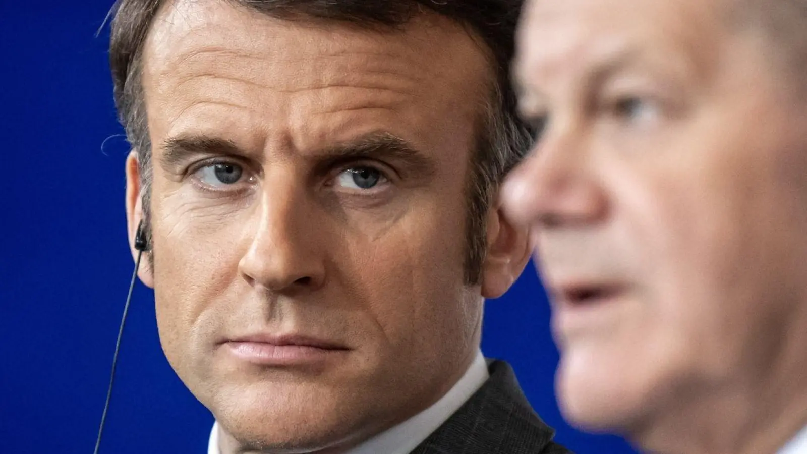 Frankreichs Präsident Emmanuel Macron (l) und Bundeskanzler Olaf Scholz (r) haben teils unterschiedliche Ansichten, wenn es um den Ukraine-Kurs geht. (Foto: Michael Kappeler/dpa)