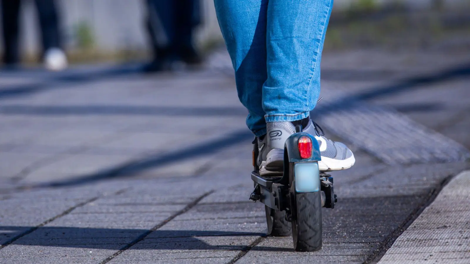Durch ein Fenster hat ein Beamter beobachtet, wie sich der Jugendliche an einem E-Scooter zu schaffen machte. (Symbolbild) (Foto: Jens Büttner/dpa)
