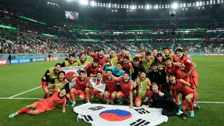 Südkoreas Spieler feiern ihren Einzug ins Achtelfinale der WM. (Foto: Hassan Ammar/AP/dpa)