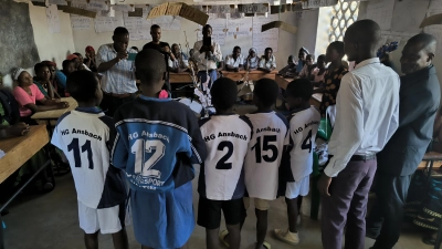 „Teamgeist in neuen Farben“: Nach der Übergabe gespendeter HG-Ansbach-Trikots an die Schulmannschaft stellten die jungen Sportler sich sofort für ein Dankesfoto auf. (Foto: Martin Schwarz)