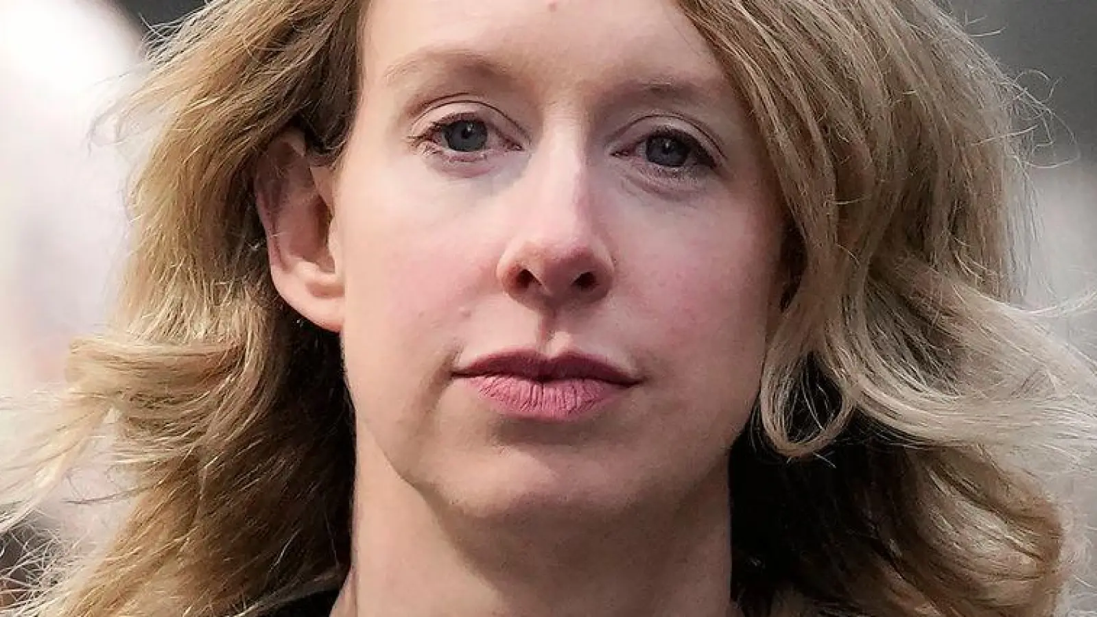 Während des Betrugsverfahrens waren stets Kameras auf Holmes gerichtet. (Archivbild von 2023) (Foto: Jeff Chiu/AP/dpa)