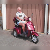 Vor ein paar Jahren hat sich Erwin Wehnert einen E-Roller mit bequemem Sitz angeschafft. Mit dem Gefährt unternimmt der nunmehr 90-Jährige regelmäßig ausgedehnte Touren durch die Region. (Foto: Thomas Wehnert)