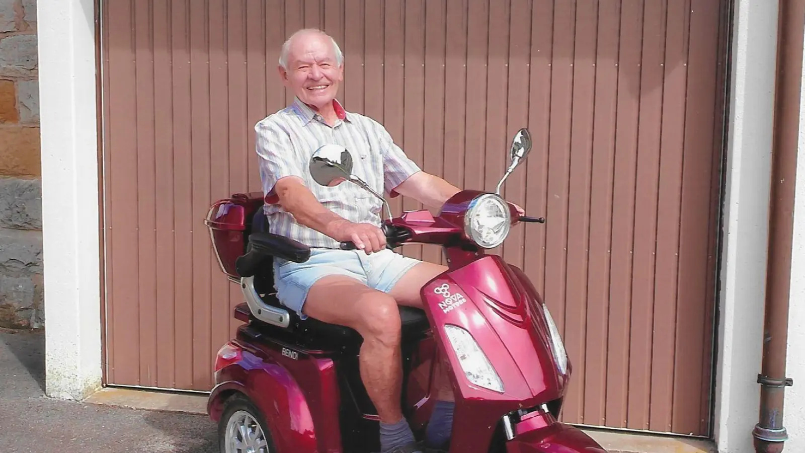 Vor ein paar Jahren hat sich Erwin Wehnert einen E-Roller mit bequemem Sitz angeschafft. Mit dem Gefährt unternimmt der nunmehr 90-Jährige regelmäßig ausgedehnte Touren durch die Region. (Foto: Thomas Wehnert)