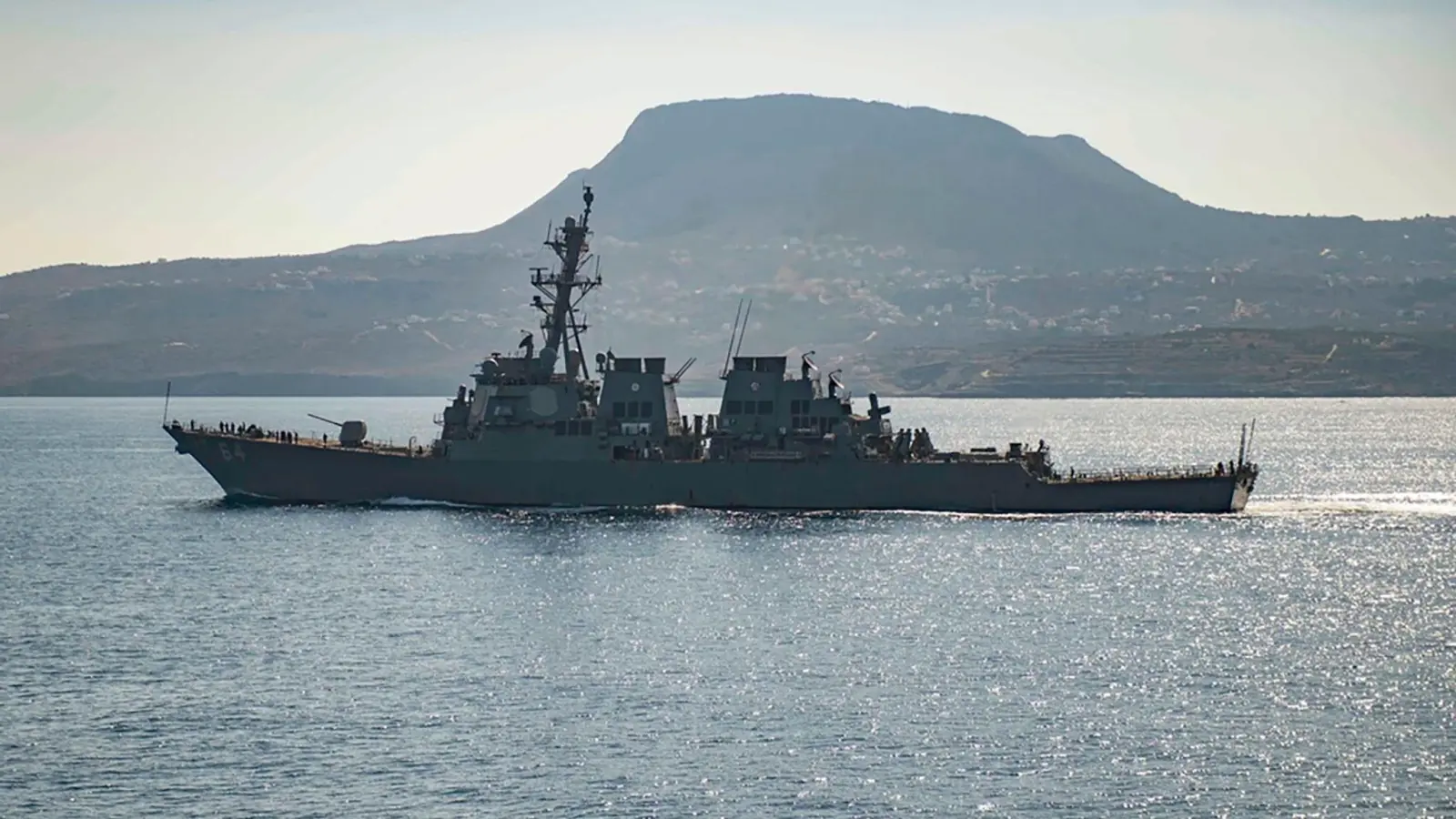 Der Marine-Zerstörer „USS Carney“ habe auf Notrufe der Frachter reagiert und Hilfe geleistet, hieß es. (Foto: Petty Officer 3rd Class Bill Dod/US Navy/AP/dpa)