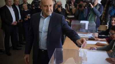 „Ich erwarte, dass der Verstand und die Prinzipien in der bulgarischen Politik überwiegen“: Präsident Rumen Radew bei der Stimmabgabe in Sofia. (Foto: Valentina Petrova/AP/dpa)