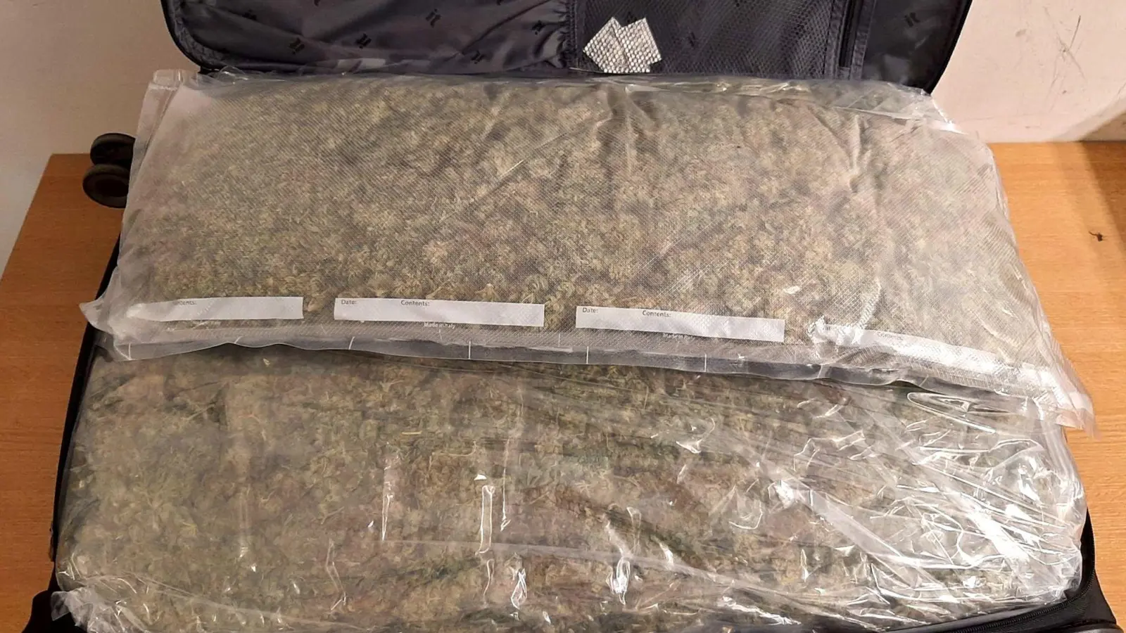 Ein Koffer voller Marihuana: In Tansania ist der mutmaßliche Boss einer Drogenbande aus Brandenburg festgenommen worden. (Foto: -/Bundespolizei/dpa)
