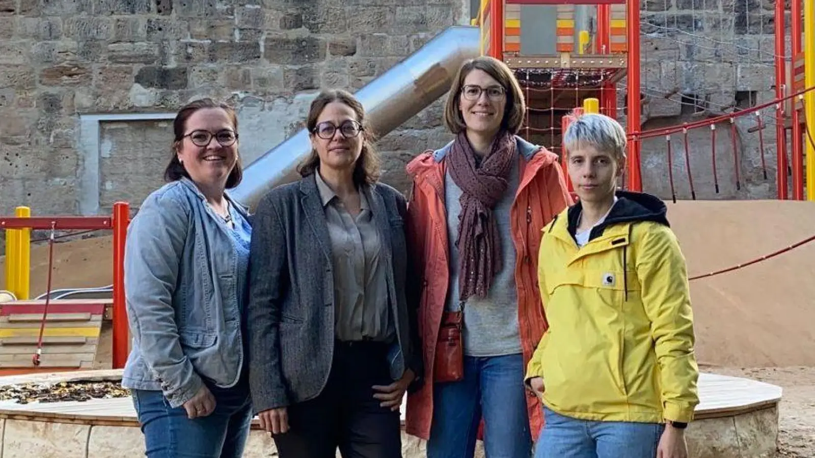Der Vorstand des Vereins Eltern für Ansbach (von links): Susann Möckel (stellv. Vorsitzende), Anja Rathmann-Lutz (Schriftführerin), Nadine Filff (Schatzmeisterin), Denise Kießling (Vorsitzende). (Foto: Selbstauslöser/EfA)