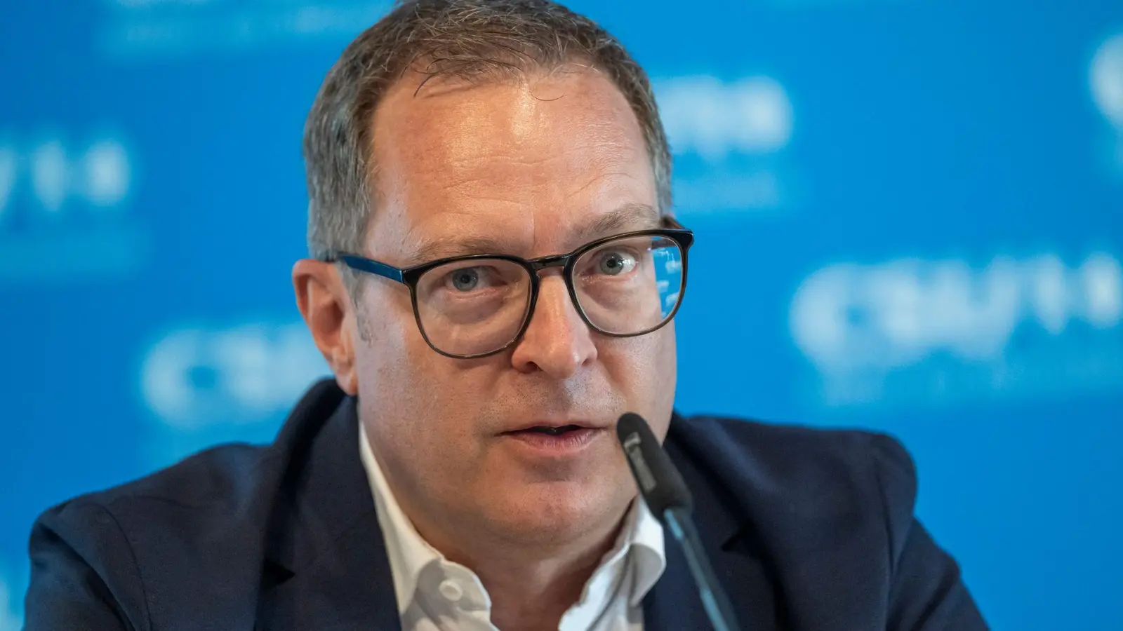 CSU-Generalsekretär Huber poltert seit Tagen gegen die Sondierungen von SPD, Grünen und Linkspartei in Berlin. Jetzt fordert er den sofortigen Abbruch. (Archivbild) (Foto: Peter Kneffel/dpa)
