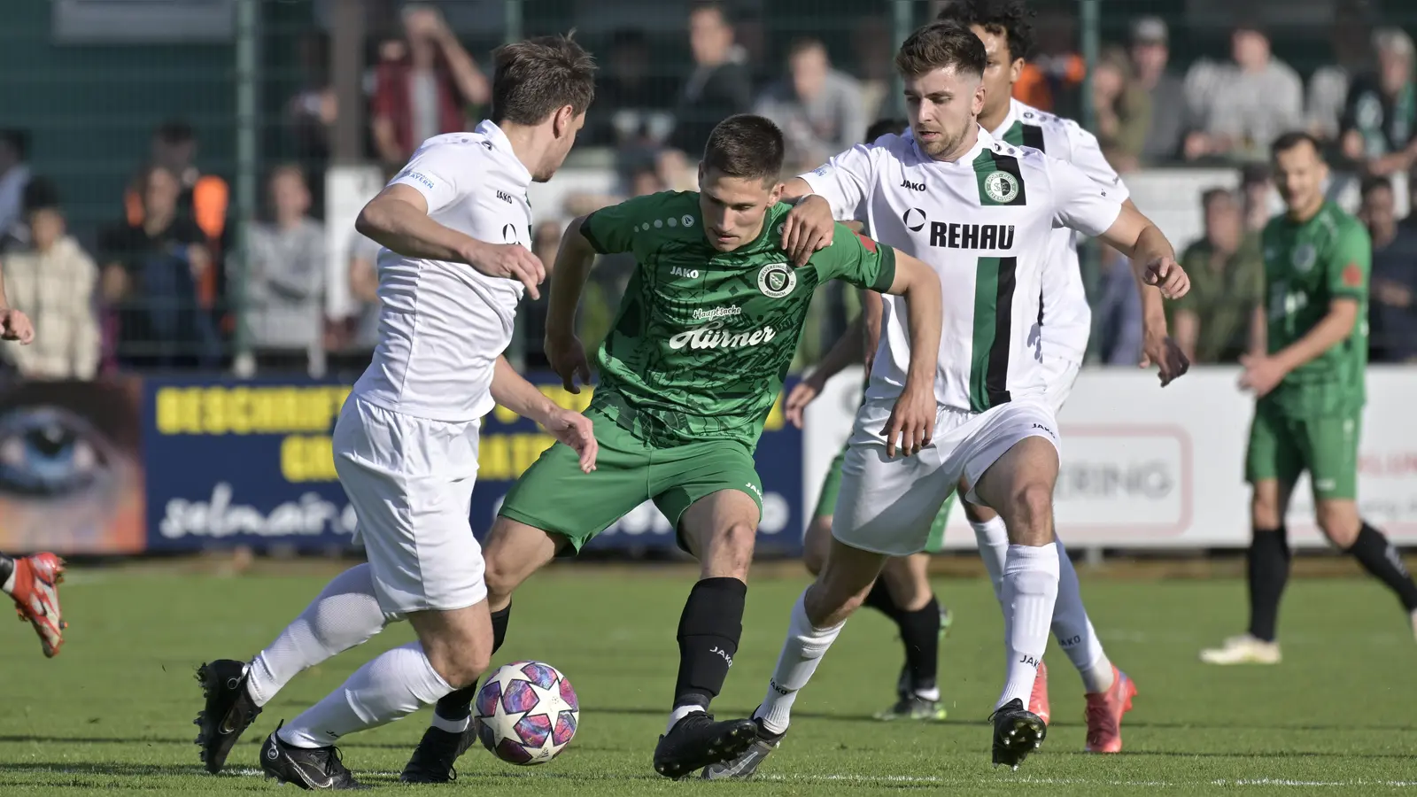 Nur schwer vom Ball zu trennen: Michael Sperr (grünes Trikot), hier in der Regionalliga-Relegation gegen den SC Eltersdorf. (Foto: Martin Rügner)