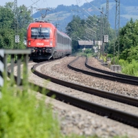Wegen Sanierungsarbeiten wird der Bahnverkehr über den Brenner vom 17. Juli bis 1. August eingestellt. (Archivbild) (Foto: Matthias Balk/dpa)