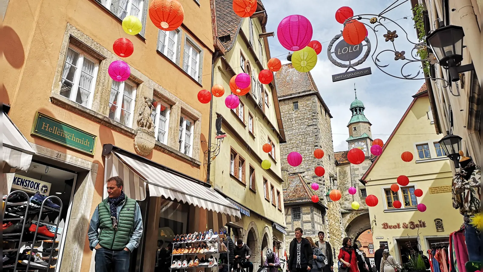 Die Lampion-Deko in der Hafengasse ist inzwischen das Erkennungszeichen der Stadtmosphäre. Diesmal ist nicht nur der Sonntag verkaufsoffen, es kann außerdem am Samstag bis 24 Uhr geshoppt werden. (Archivbild: Jürgen Binder)