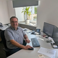 Ehingens neuer Bürgermeister Markus Prokopczuk am Schreibtisch in seinem Amtszimmer. (Foto: Friedrich Zinnecker)