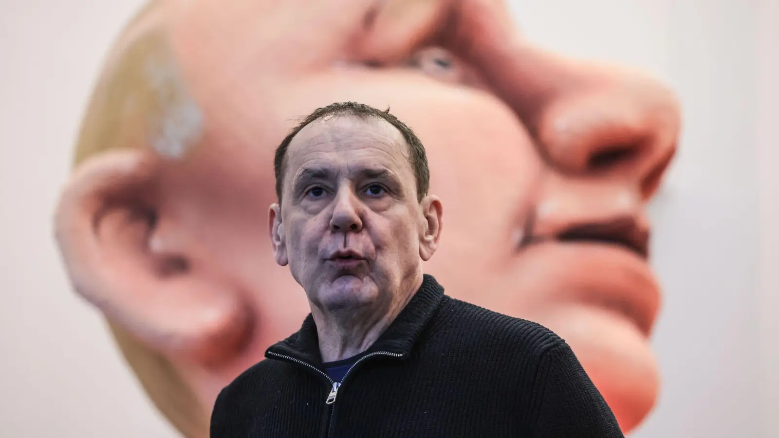 Tilly vor Putin-Figur (Archivbild) (Foto: Oliver Berg/dpa)