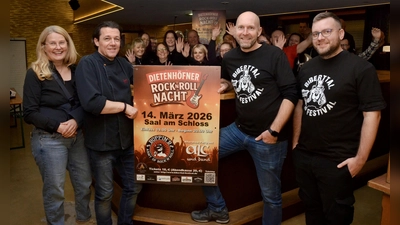 Freuen sich auf die erste Dietenhöfner Rock 'n' Roll-Nacht im Saal am Schloss (vorne von links): die Gastronomen Silke und Claus Link, Andreas Ammon und Philipp Seidel vom Vorstand des Biberttal-Festival-Vereins sowie ihre vielen freiwilligen Helferinnen und Helfer. (Foto: Yvonne Neckermann)