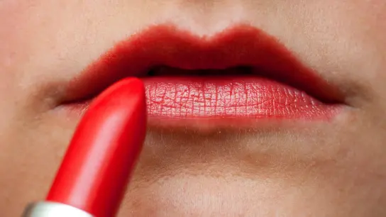 Sieht schick aus, kann aber bedenkliche Inhaltsstoffe enthalten: roter Lippenstift. (Foto: Andrea Warnecke/dpa-tmn)