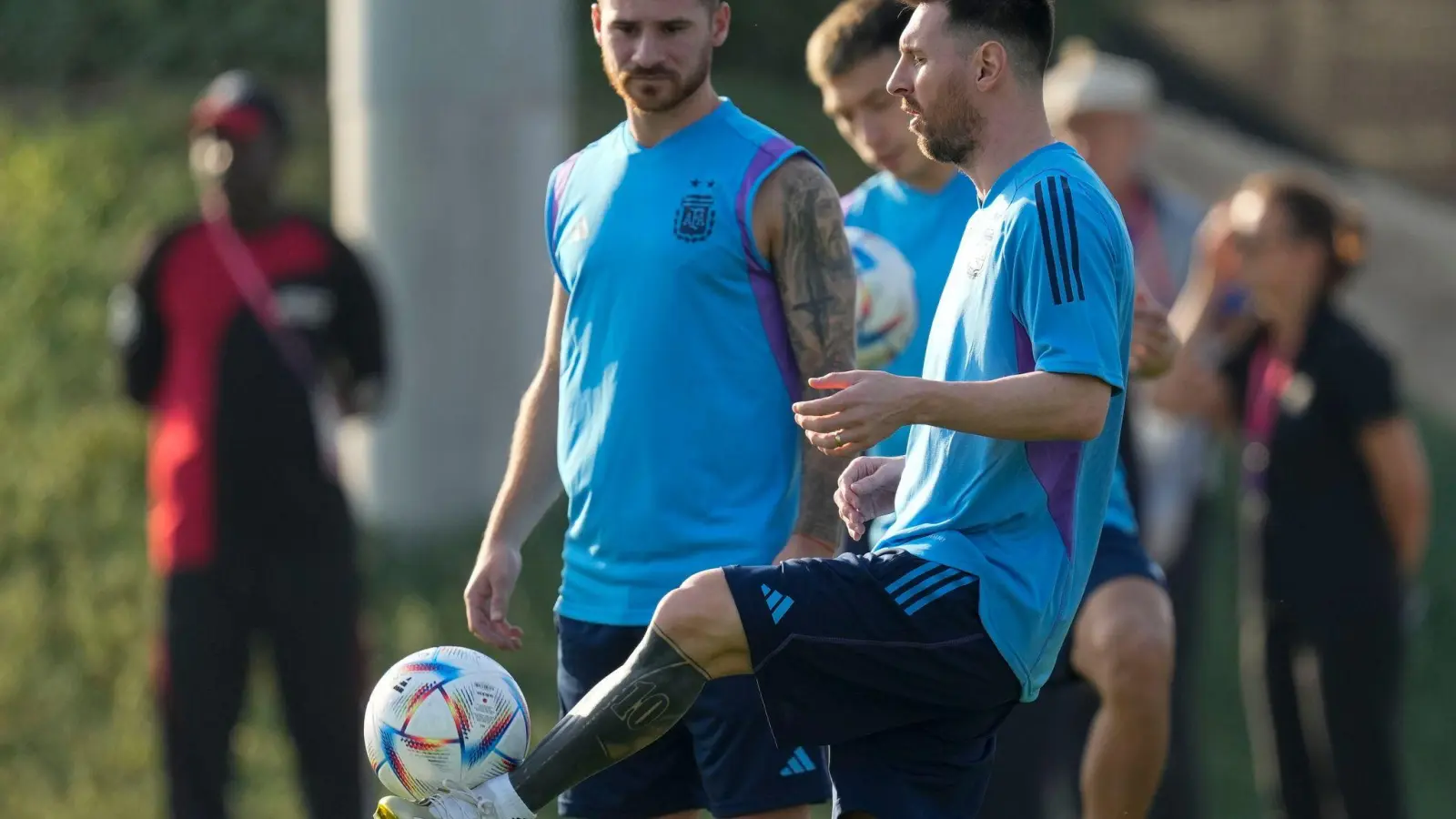 Argentiniens Lionel Messi kontrolliert den Ball. (Foto: Jorge Saenz/AP/dpa)