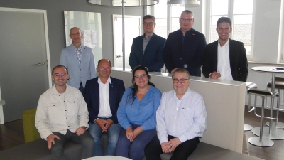 Sie organisieren die Ausbildungsbörse. Sitzend von rechts: Horst Maußner (IHK), Laura Salvatori-Wächtler und Rüdiger Busch (Landkreis Ansbach) sowie Daniel Schletterer (Arbeitsagentur). Stehend von rechts: Andreas Völkner (Kreishandwerkerschaft), Matthias Braun (Handwerkskammer), Udo Kleinlein (Stadt Ansbach) und Armin Hirschbeck (Arbeitsagentur). (Foto: Winfried Vennemann)