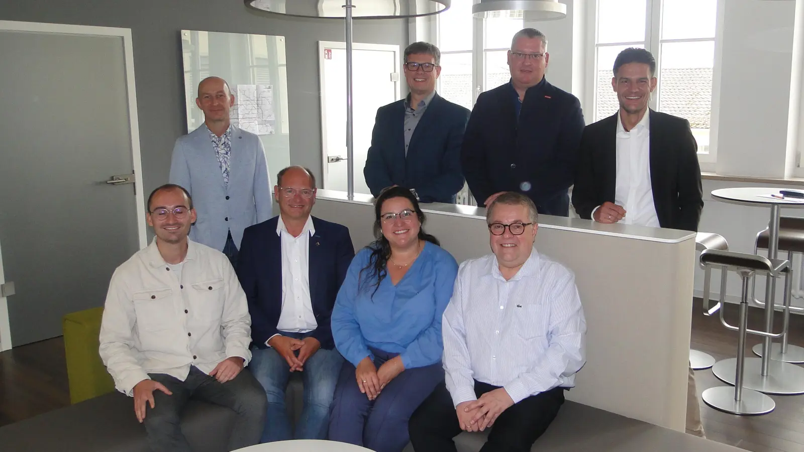 Sie organisieren die Ausbildungsbörse. Sitzend von rechts: Horst Maußner (IHK), Laura Salvatori-Wächtler und Rüdiger Busch (Landkreis Ansbach) sowie Daniel Schletterer (Arbeitsagentur). Stehend von rechts: Andreas Völkner (Kreishandwerkerschaft), Matthias Braun (Handwerkskammer), Udo Kleinlein (Stadt Ansbach) und Armin Hirschbeck (Arbeitsagentur). (Foto: Winfried Vennemann)