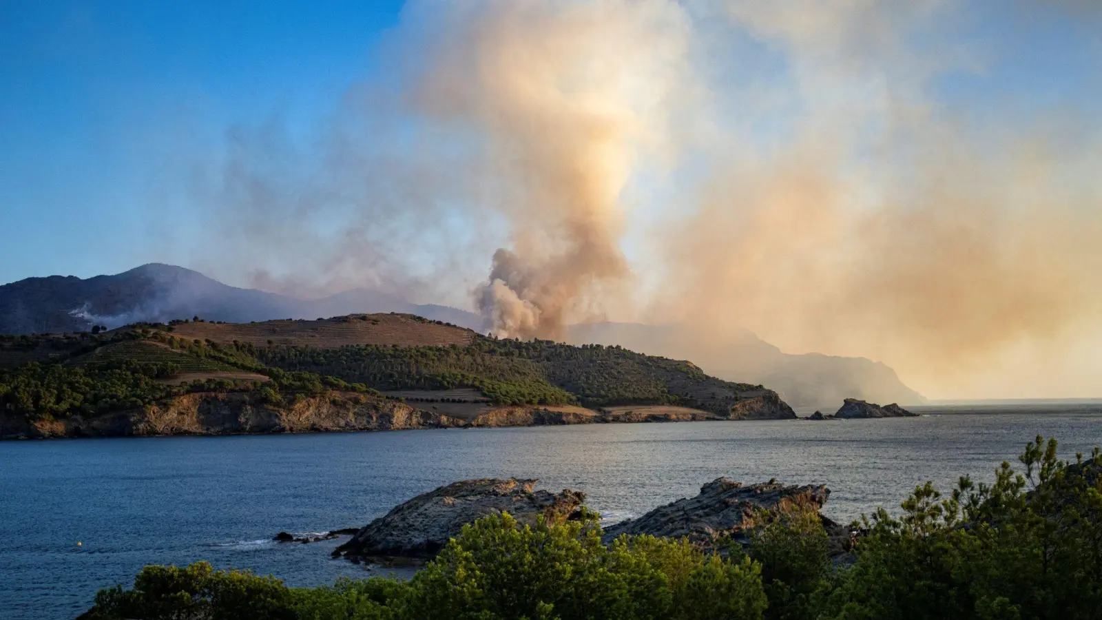 Rauch steigt von einem Waldbrand in den Gemeinden Colera und Portbou in Katalonien auf. (Foto: Lorena Sopêna/EUROPA PRESS/dpa)
