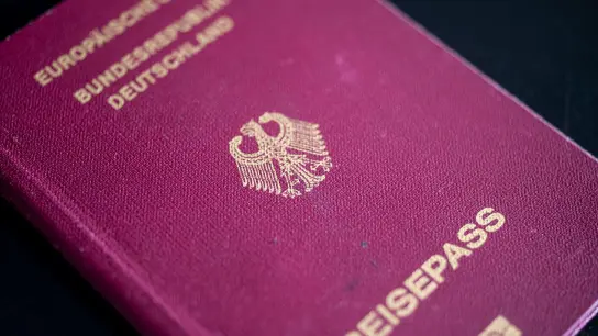 Ein Deutscher Reisepass liegt auf einem Tisch. (Foto: Fabian Sommer/dpa/Symbolbild)