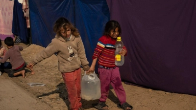 Palästinensische Kinder tragen Wasser in einem behelfsmäßigen Zeltlager. (Foto: Fatima Shbair/AP/dpa)