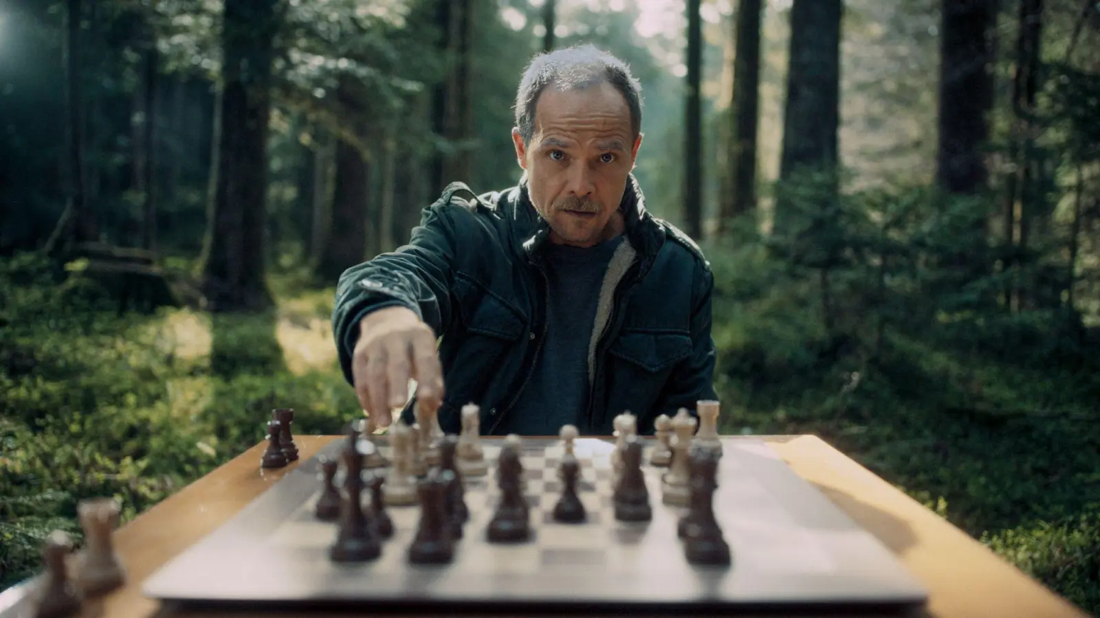 Was hat es mit den Schachfiguren auf sich, die plötzlich auftauchen? Micha Oberländer (Matthias Koeberlin) ermittelt in einem neuen Fall. (Foto: Lukas Gnaiger/ZDF/dpa)