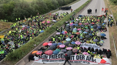 Demonstranten blockieren zeitweise die Autobahn A71 bei Erfurt. (Foto: Michael Reichel/dpa)