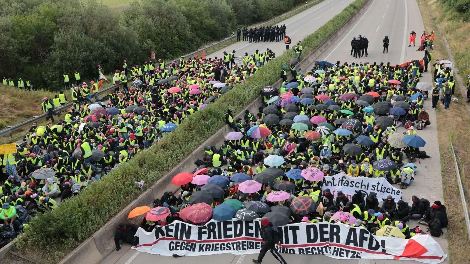 Demonstranten blockieren zeitweise die Autobahn A71 bei Erfurt. (Foto: Michael Reichel/dpa)