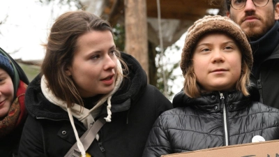 Die Klimaaktivistinnen Luisa Neubauer (2.v.l), Greta Thunberg (3.v.r), Lakshmi Thevasagayam (r) und der Klimaktivist Florian Özcan (2.v.r) protestieren in Lützerath. (Foto: Federico Gambarini/dpa)