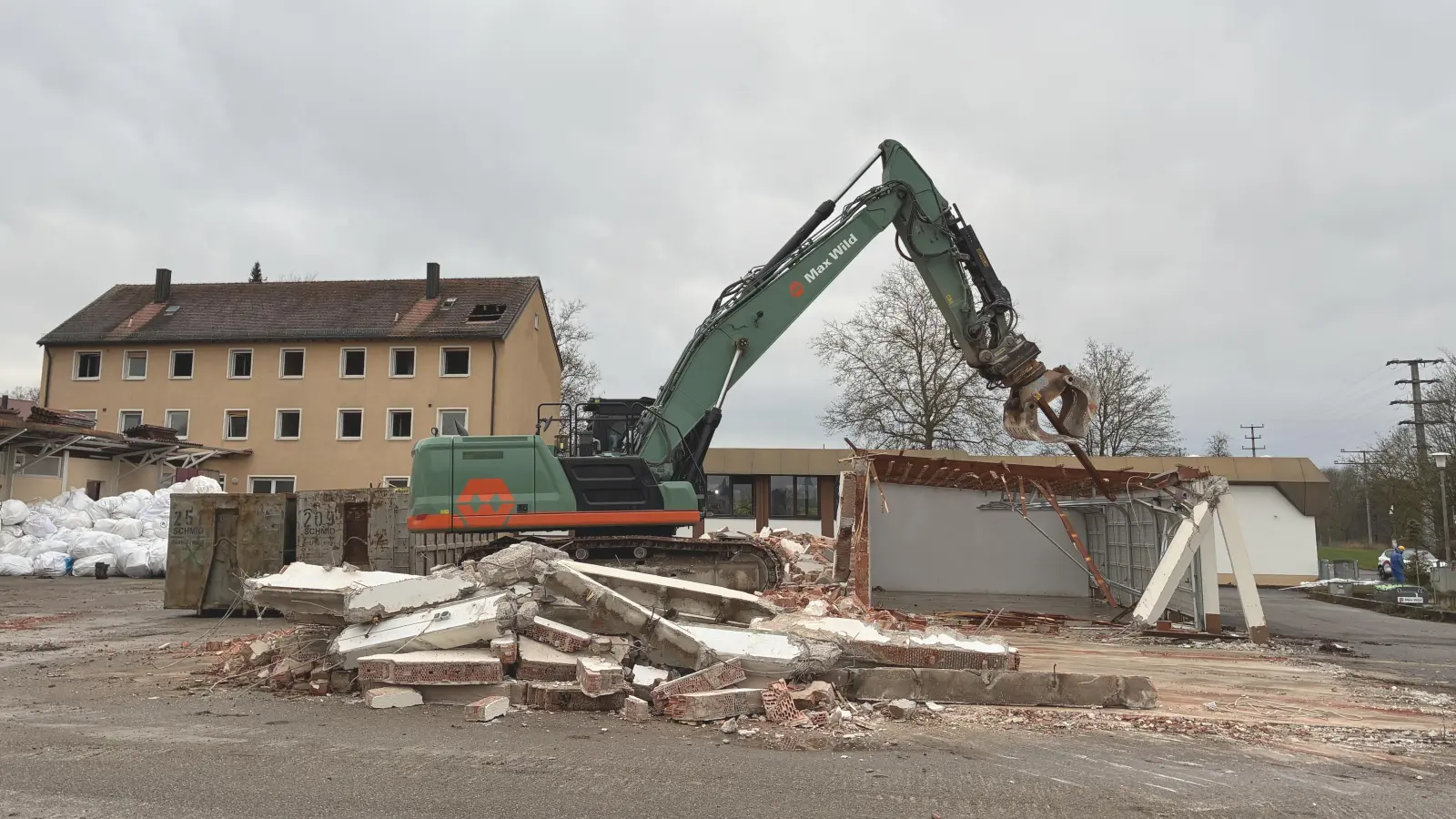 Abriss der bestehenden Gebäude: Rund sechs Millionen Euro will der Energieversorger für die Neubauten in Feuchtwangen investieren.  (Foto: N-ergie/Christian Heller)
