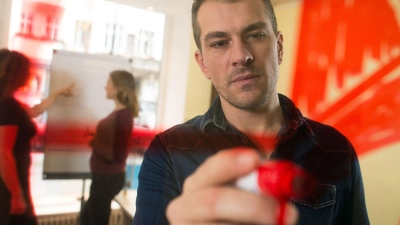 Neue Perspektiven sichtbar machen: Mit klarem Fokus und kreativen Ideen den Arbeitsalltag entrümpeln. (Foto: Klaus-Dietmar Gabbert/dpa-tmn)