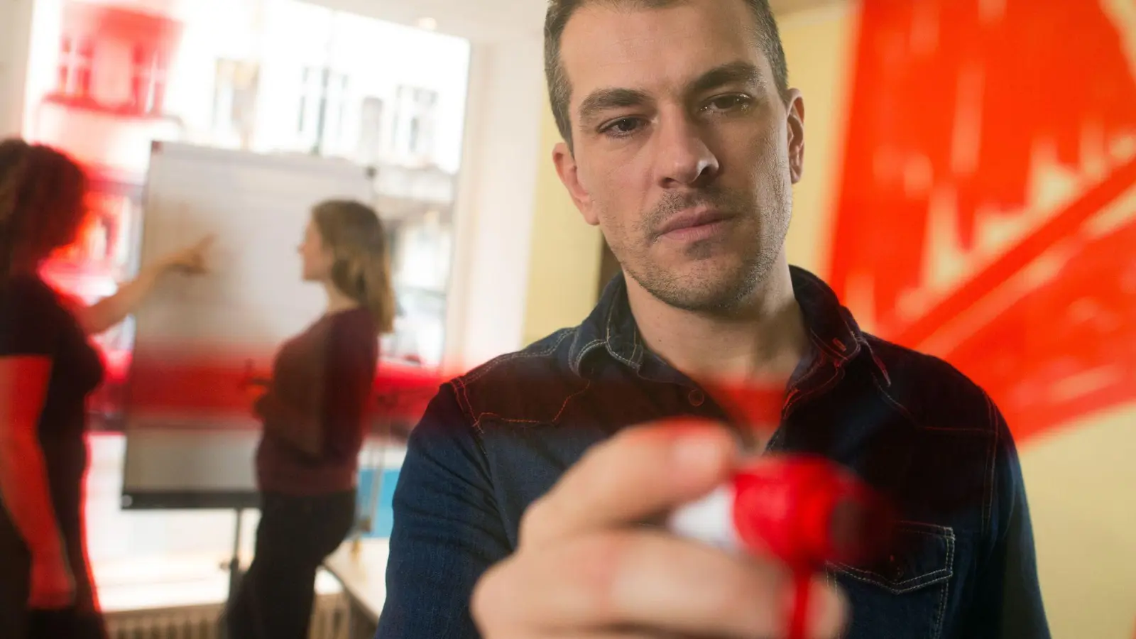 Neue Perspektiven sichtbar machen: Mit klarem Fokus und kreativen Ideen den Arbeitsalltag entrümpeln. (Foto: Klaus-Dietmar Gabbert/dpa-tmn)