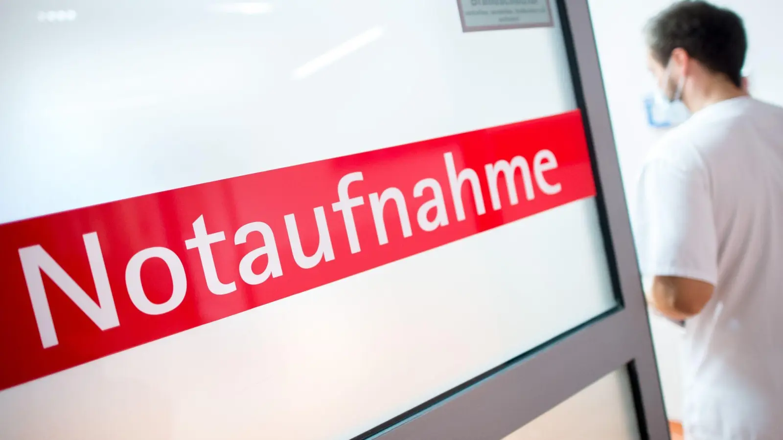 Weil ihn ein Unbekannter verletzt hatte, wurde ein 26-Jähriger in der Nacht zum Samstag vom Rettungsdienst ins Krankenhaus gebracht. (Symbolbild: Hauke-Christian Dittrich/dpa)