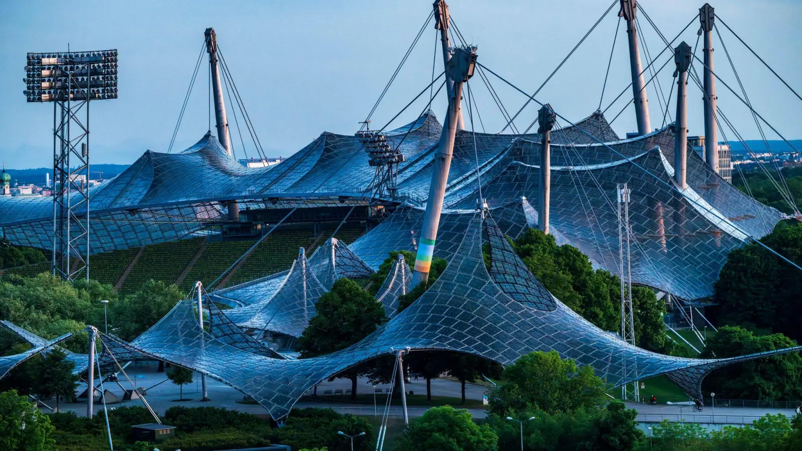 Das Dach des Olympiastadions von 1972 ist für München zum Wahrzeichen geworden - über eine neue Bewerbung für Sommerspiele gibt es ein heftiges Für und Wider (Archivbild).  (Foto: Peter Kneffel/dpa)