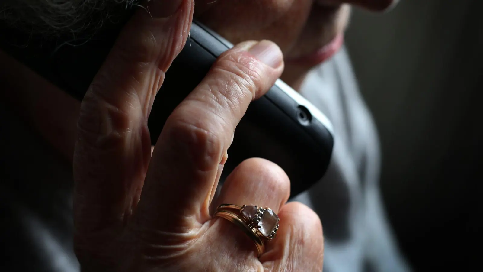 Mehr als zwei Stunden sprach die Frau mit den Betrügern am Telefon. (Symbolbild) (Foto: Karl-Josef Hildenbrand/dpa)