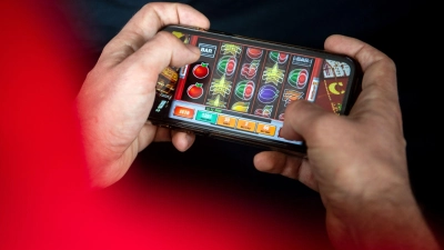 Alles nur Spaß? Virtuelles Glücksspiel birgt auch Gefahren. (Foto: Sina Schuldt/dpa/dpa-tmn)